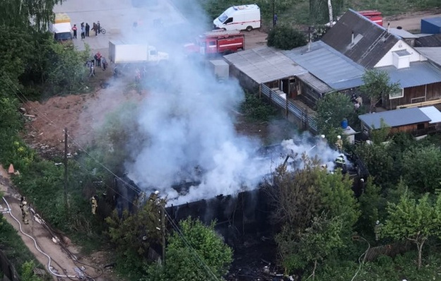 В Кирове в районе зонального института сгорел деревянный дом