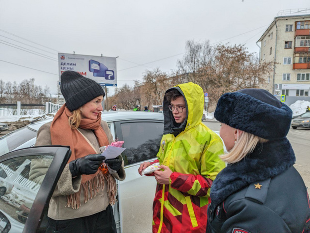 В Кирове сотрудники Госавтоинспекции поздравили женщин-водителей с 8 Марта