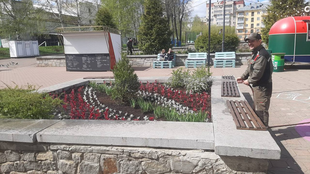 В Кирове у Покровского сквера установили подвесные цветники