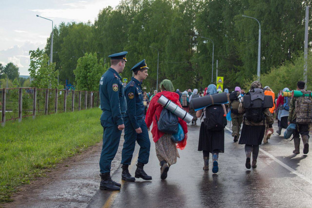 Впереди освящение воды и обратный путь: паломников встретили в селе Великорецкое