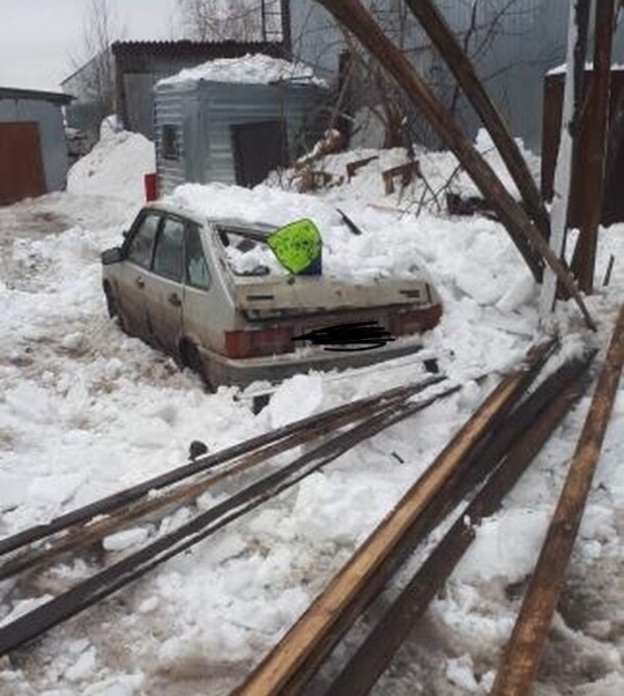 В Кирове упавший снег раздавил припаркованную машину