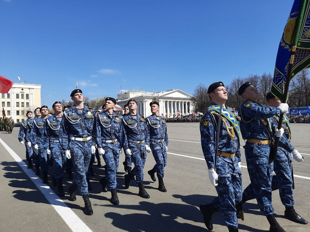 Торжественное шествие кировских войск в честь Дня Победы. Фото и видео