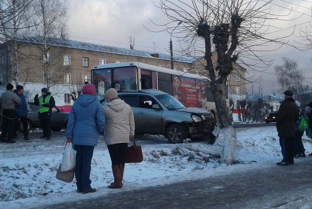 В Нововятске автобус №46 врезался в иномарку: есть пострадавшие