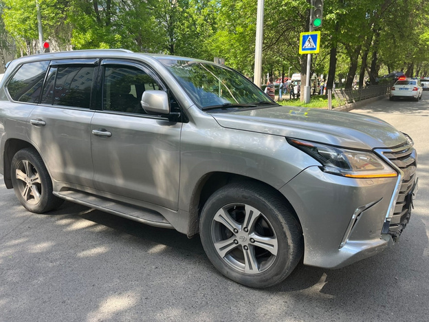 В центре Кирова автомобиль вылетел на аллею Октябрьского проспекта. Фото и видео