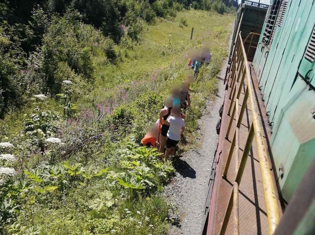 В Кировской области поезд чуть не сбил детей, которые гуляли по железнодорожным путям