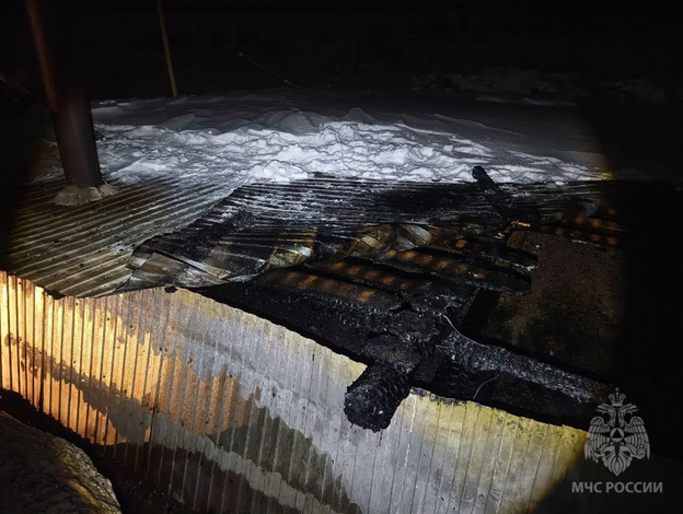 В Кировской области пожарные спасли телятник от огня