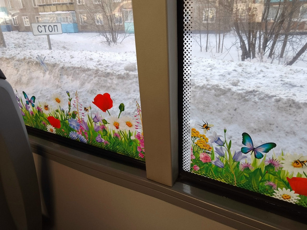 Автобус превратили в цветочную поляну к 8 Марта в Слободском