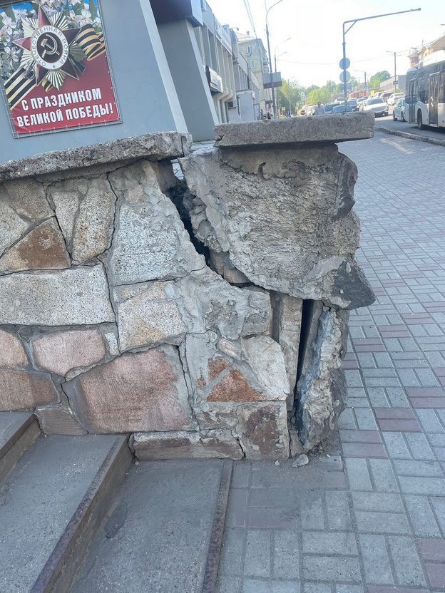 На Профсоюзной у здания Вятской ТПП рушатся каменные ограждения