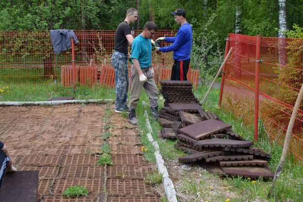 В Кирово-Чепецке в Комсомольском парке ремонтируют детскую площадку