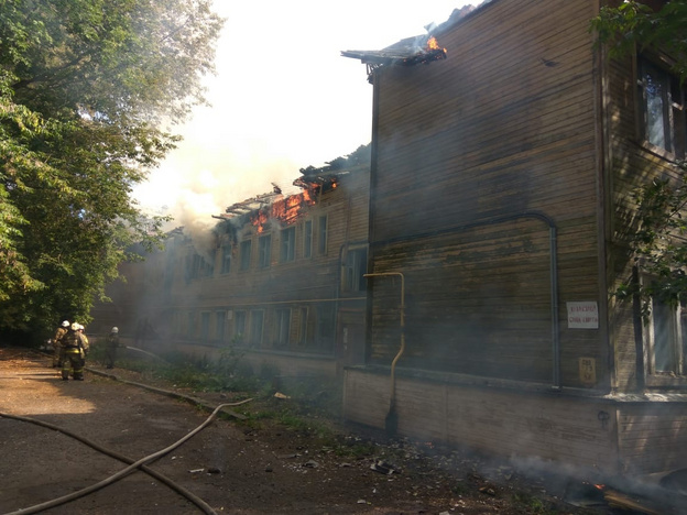 В центре Кирова горит дом