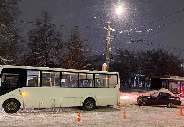 В Кирове пьяный водитель на «ВАЗе» столкнулся с автобусом