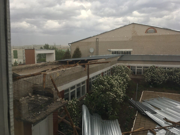 В Вятских Полянах во время уроков ветер сорвал крышу со школы