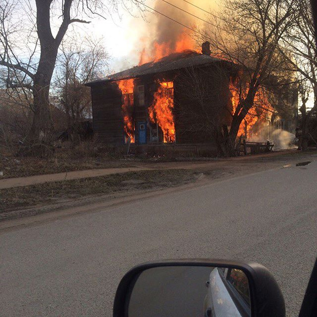 В Кирове на улице Блюхера сгорел очередной деревянный дом