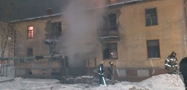 Пожарные спасли людей из горящего дома на улице Челюскинцев