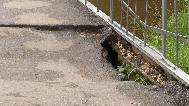 В Нововятске приступили к ремонту сломанного осенним паводком моста