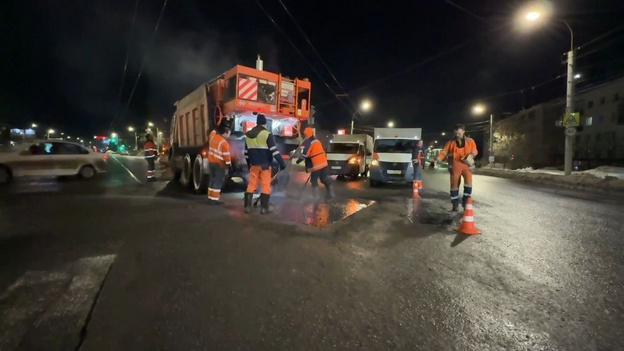 В Кирове ночью начали заделывать ямы на дорогах