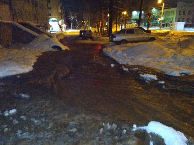 Район Центрального рынка затопило из-за очередной коммунальной аварии