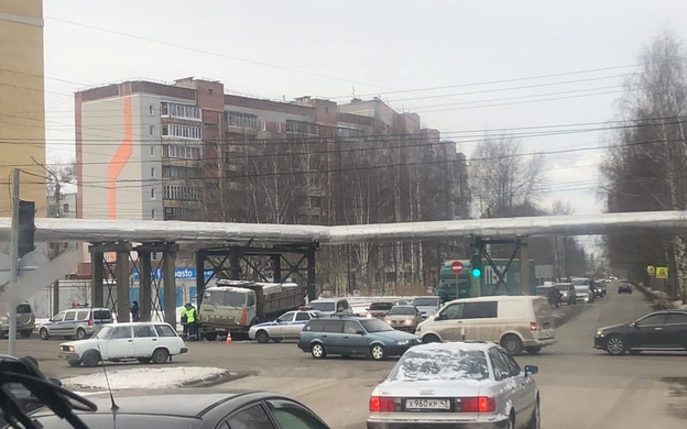 В Кирове «КамАЗ» вылетел на тротуар и насмерть сбил пешехода