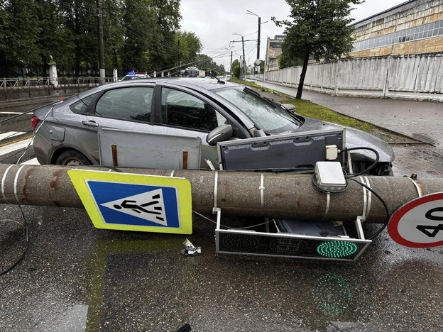 В Кирове водитель снес опору ЛЭП, пострадал пассажир
