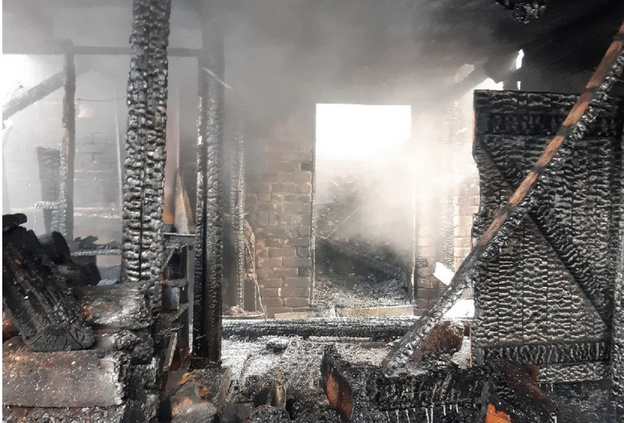Жители Юрьи просят помочь многодетной семье, у которой накануне сгорел дом