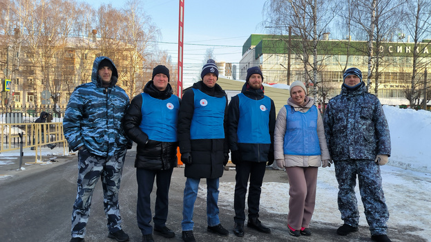 В областной больнице Кирова женщин на входе встречали открытками