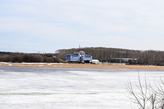 Река Вятка в Кирове начала освобождаться ото льда. Фоторепортаж
