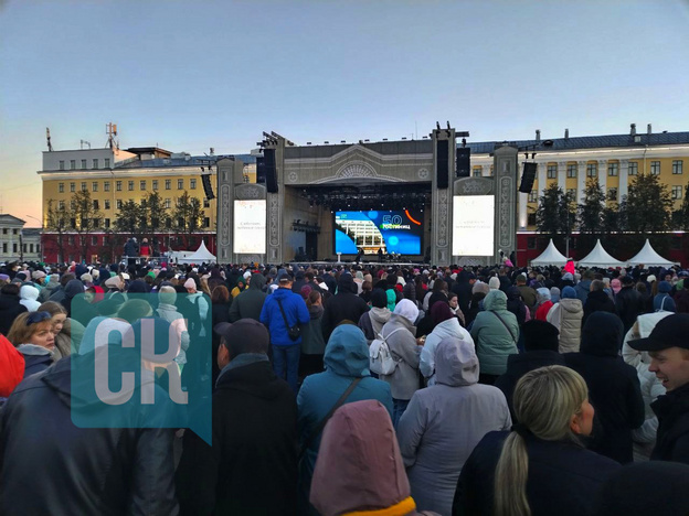 Кировчане заранее занимают места у сцены в ожидании «Любэ»