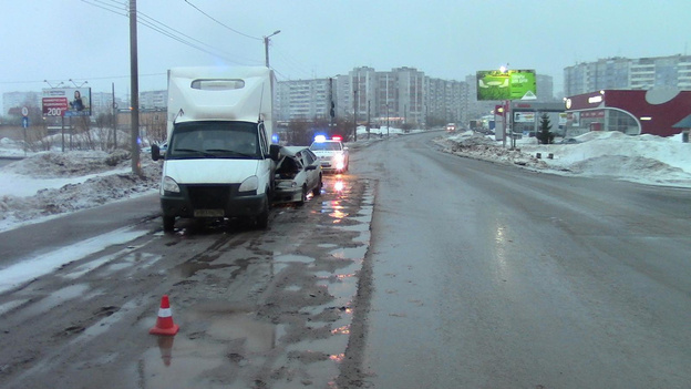 На Московской пьяный водитель влетел в стоящую на обочине «Газель»