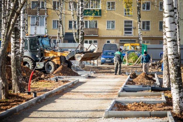 В сквере Надежды в Кирове обустраивают пешеходные зоны