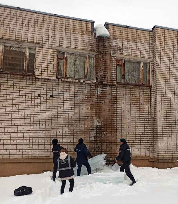 Следком начал проверку по факту падения льдины на ученика школы № 42