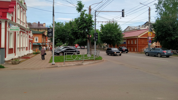 На перекрёстке улиц Воровского и Володарского установили светофор