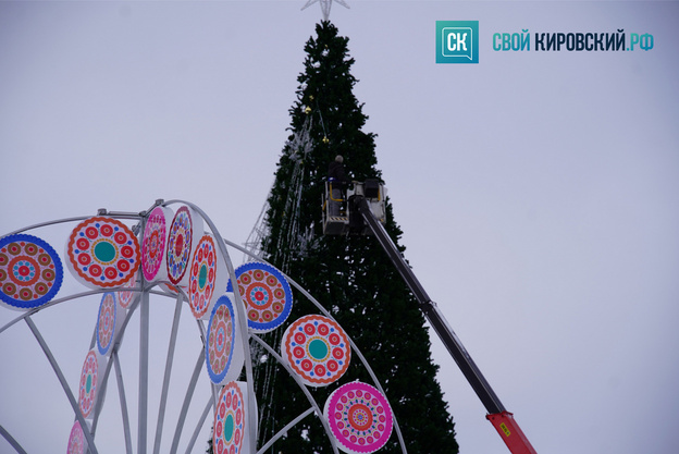 На Театральной площади демонтируют новогодний городок