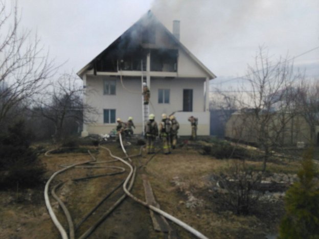 Под Кировом горели два коттеджа: пожар тушили 32 человека