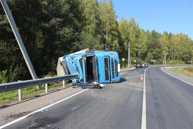 За сутки на дорогах Кировской области опрокинулись два большегруза