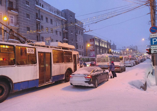Киров встал в пробках вечером 5 февраля: троллейбусы не могут подняться в гору, автобус толкают полицейские
