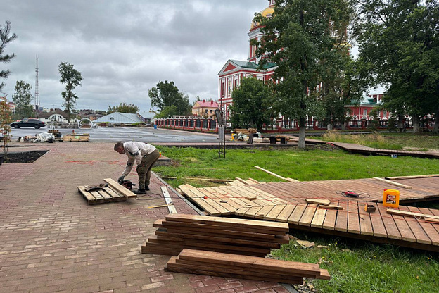 В Кирове проверили ход работ по благоустройству площади у Спасского собора