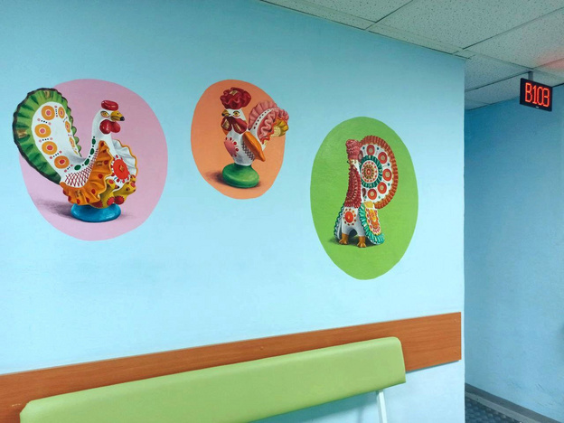 Кировская поликлиника украшена рисунками дымковских игрушек