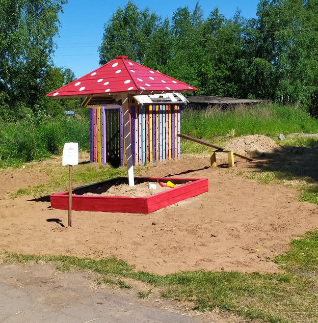 Кировчанин обновил детскую площадку в районе Малой Субботихи