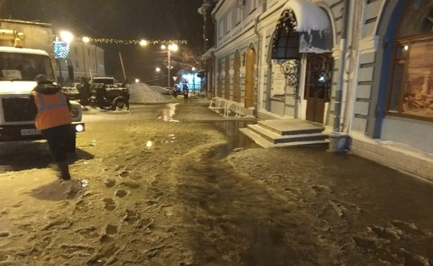 Около катка на улице Спасской прорвало канализацию