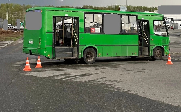 В Кирове на парковке у ТЦ столкнулись автобус и иномарка