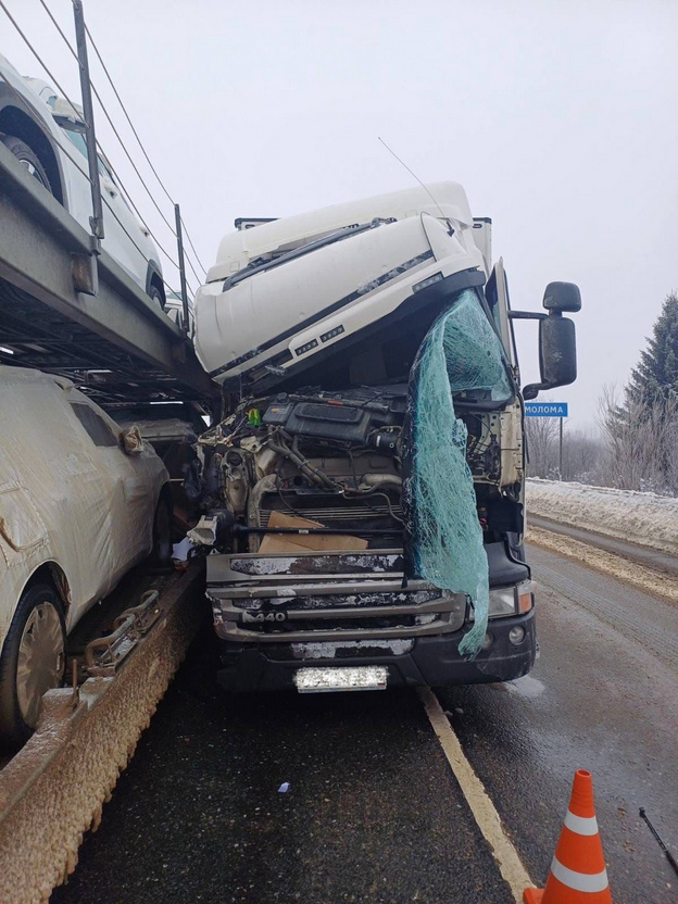 На трассе в Орловском районе столкнулись Volvo, Scania и Renault Logan
