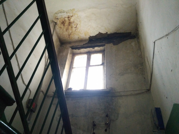 В подъезде дома на Комсомольской обрушился потолок из-за протекающей крыши