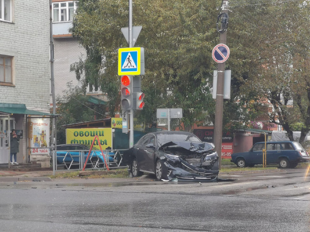 В Кирове «Ниссан» после столкновения с двумя автомобилями врезался в дерево