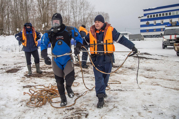 В Кирове спасатели вытаскивали людей и машины из воды на учениях