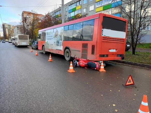 В Кирове мотоциклист наехал на пешехода и врезался в автобус
