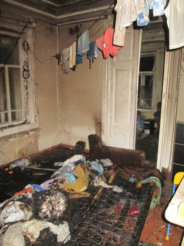 В Слободском маленькие дети остались без присмотра и подожгли квартиру: один из них погиб