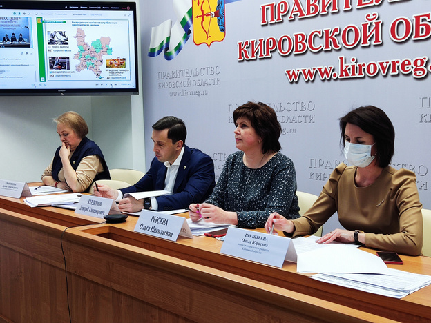 На повышение среднего размера зарплаты сотрудников бюджетной сферы в Кировской области выделят 214,4 миллиона рублей