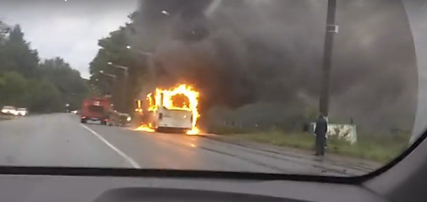 За старым мостом в Кирове автобус загорелся во время движения