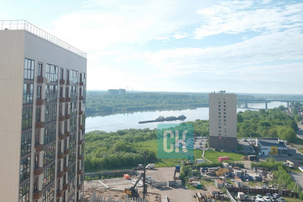 У Старого моста в Кирове заметили баржу