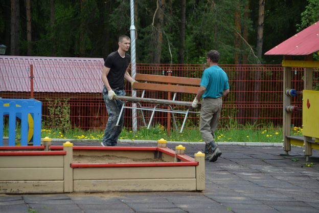 В Кирово-Чепецке в Комсомольском парке ремонтируют детскую площадку